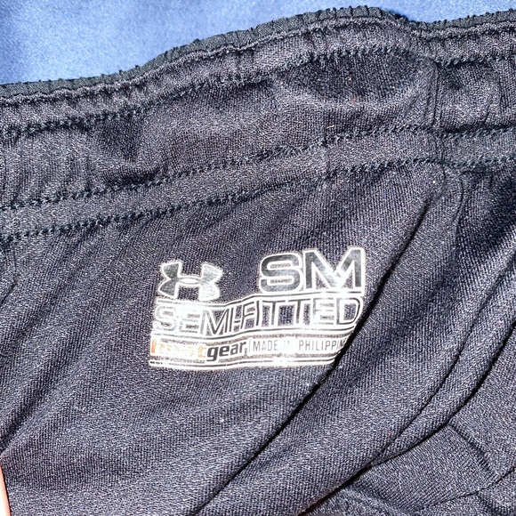 Under armor shorts - Picture 3 of 3